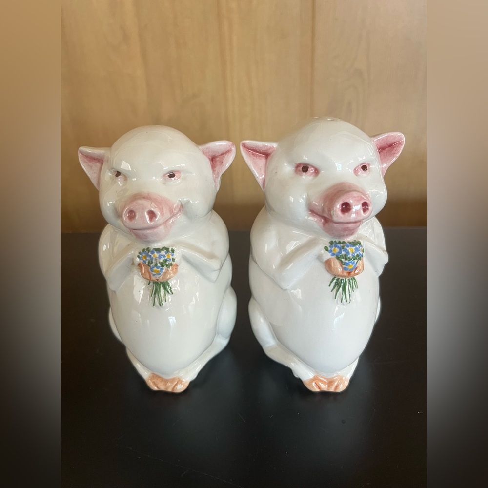 Vintage pig salt and pepper set